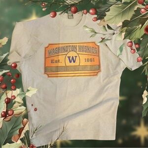 Unique vintage UW Huskies 2XL Men’s Basketball Short Sleeve T-Shirt